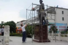 杨总带领技术团队赴金寨为洪学智将军雕塑维保