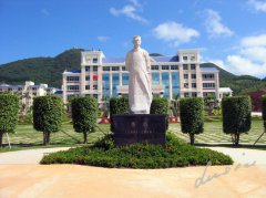 鲁迅雕像：一代文豪的精神印记